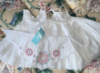 Robes blanches 6 mois. Fichu neuf