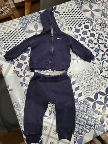 Ensemble jogging levis