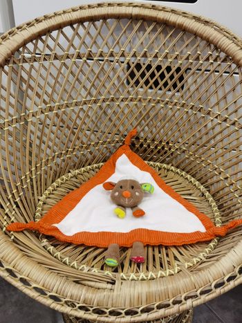 Doudou triangle mouton blanc et orange