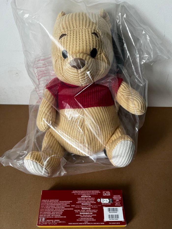 Peluche Winnie l’Ourson en Tricot + Clé 60e Anniversaire de Winnie l’Ourson - photo numéro 2