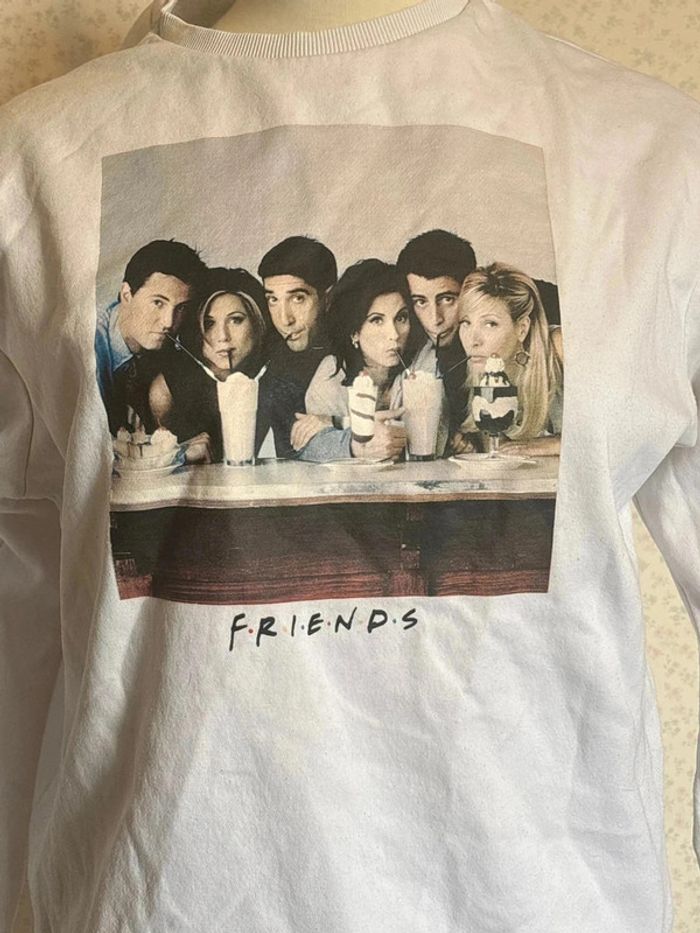Pull imprimer friends taille 38 marque h&m - photo numéro 2
