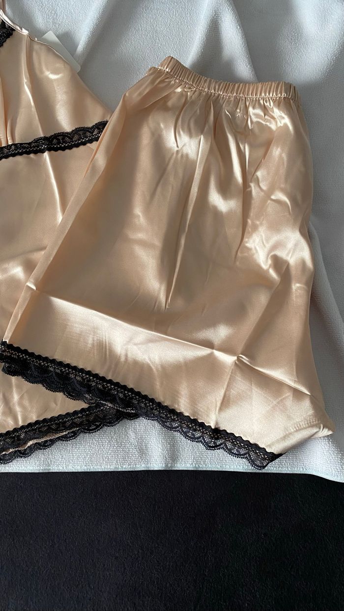 Ensemble satin & dentelle – Neuf avec étiquette – - photo numéro 7