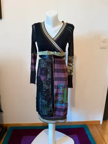 Robe en très bon état taille 38 noir et violet le monde est à vous