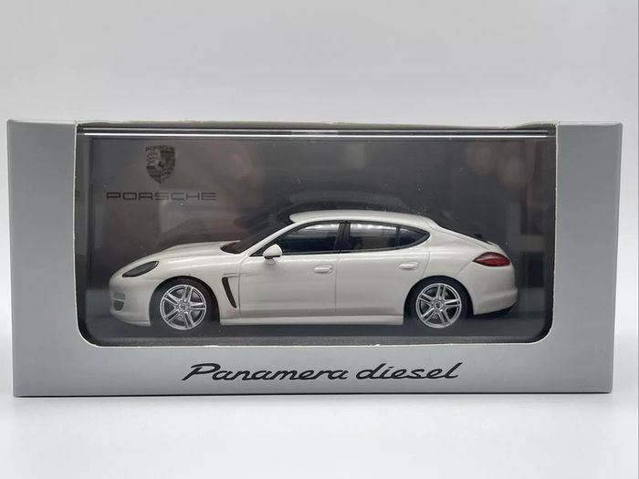 Porsche Panamera Diesel (2012) Blanc 1/43 Minichamps
