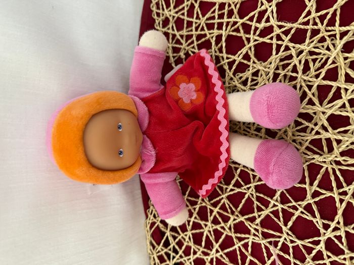 DOUDOU POUPEE COROLLE robe rouge rose capuche bord orange 25cm fleur - photo numéro 4