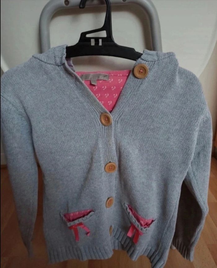 gilet pull gris boutons en bois Lisa rose 10ans