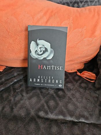 Livre de poche kelley Armstrong hantise