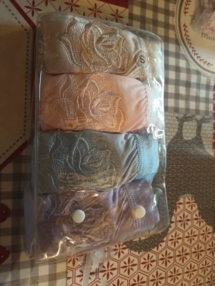 Lot de 4 culottes brodées Damart taille S 36 38