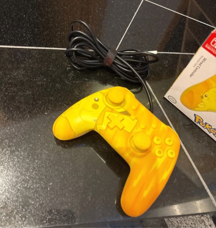 Commande avec fil Pokémon jaune - photo numéro 2