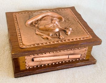 Boîte en bois et cuivre gaufré