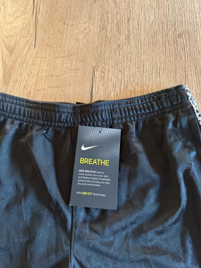 Short Nike dri-fit taille S 8-9 ans neuf avec étiquettes - photo numéro 4