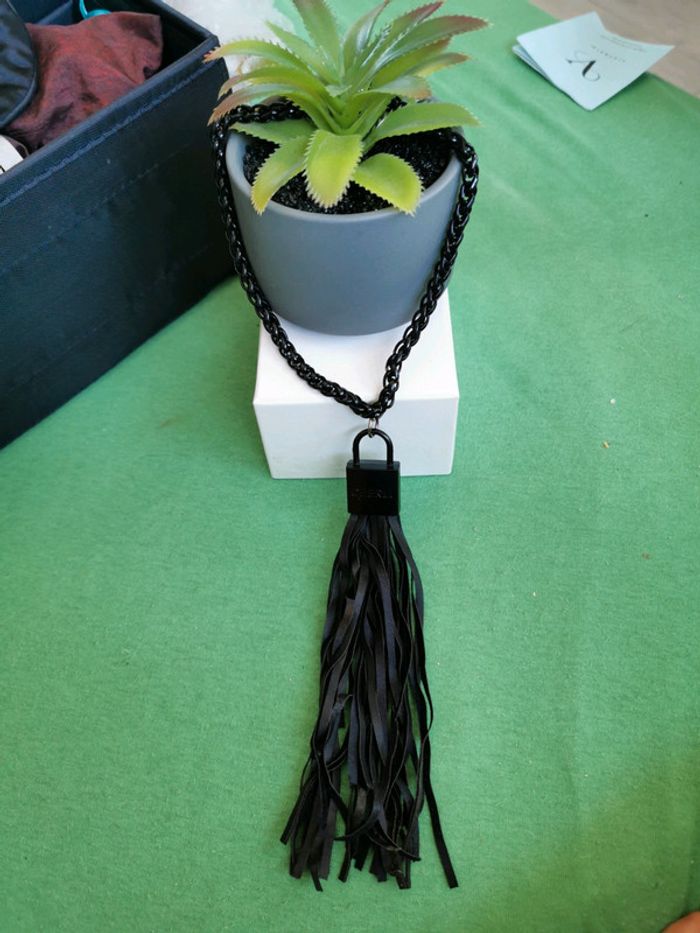 Collier sautoir noir neuf