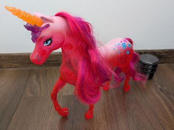 Cheval licorne rose