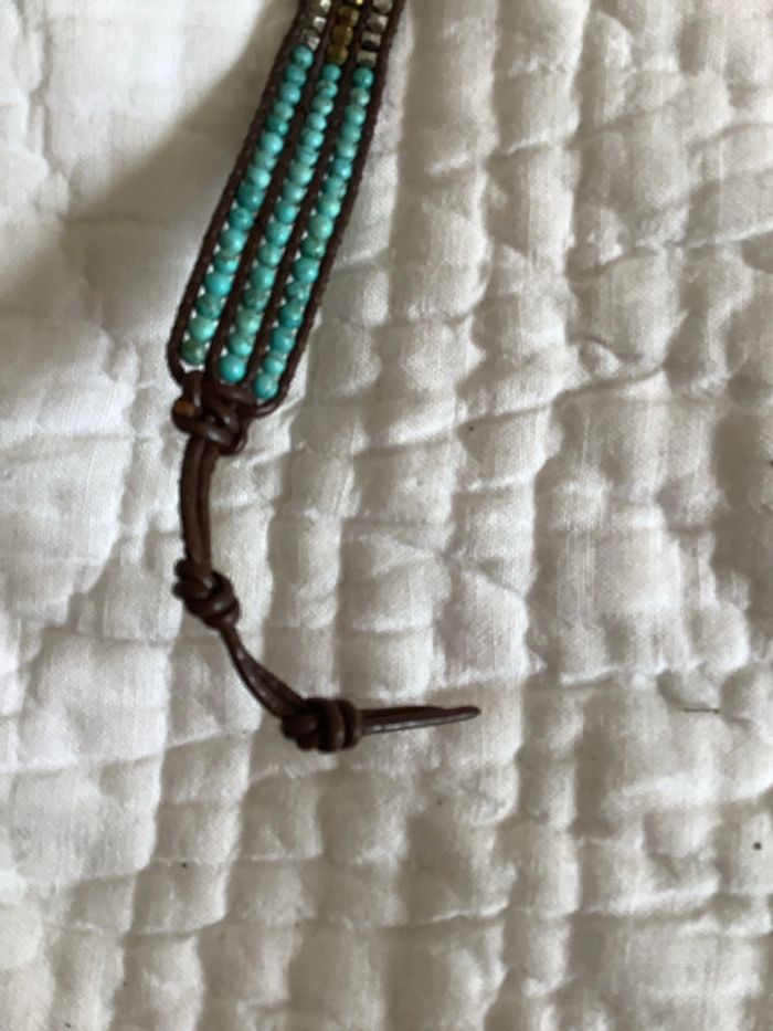 Bracelet cuir, métal et perles dorées et imitation turquoise - photo numéro 3