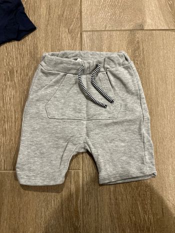 Bermuda gris tape à l’œil 9 mois