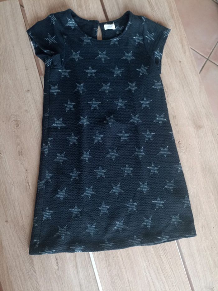 Robe noire étoilée