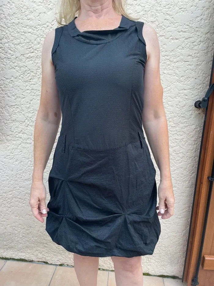 Robe noire rayée blanche