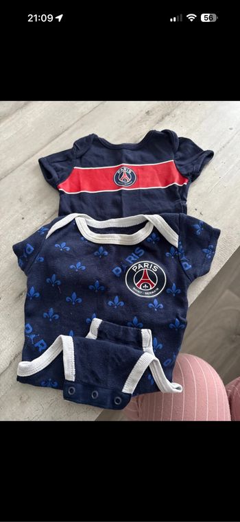 Lot 2 bodies PSG taille 6 mois