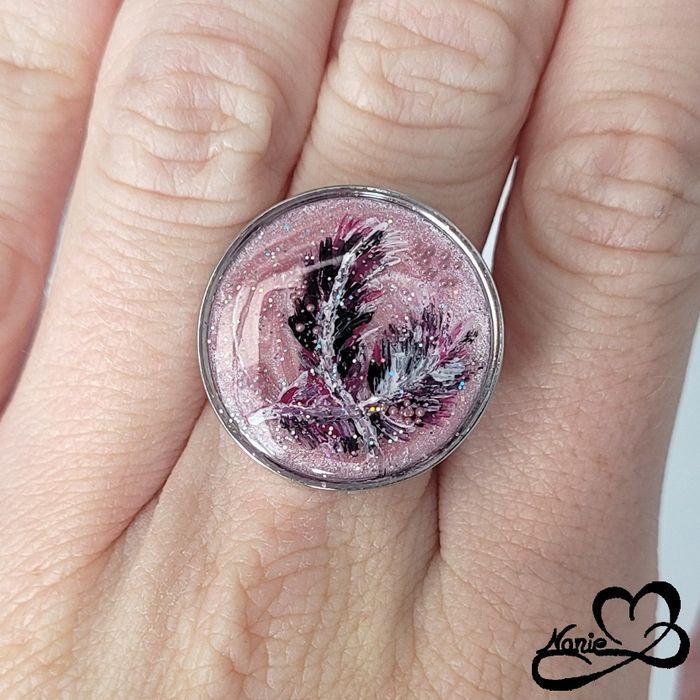 Bague ajustable ronde argentée et rose avec des plumes