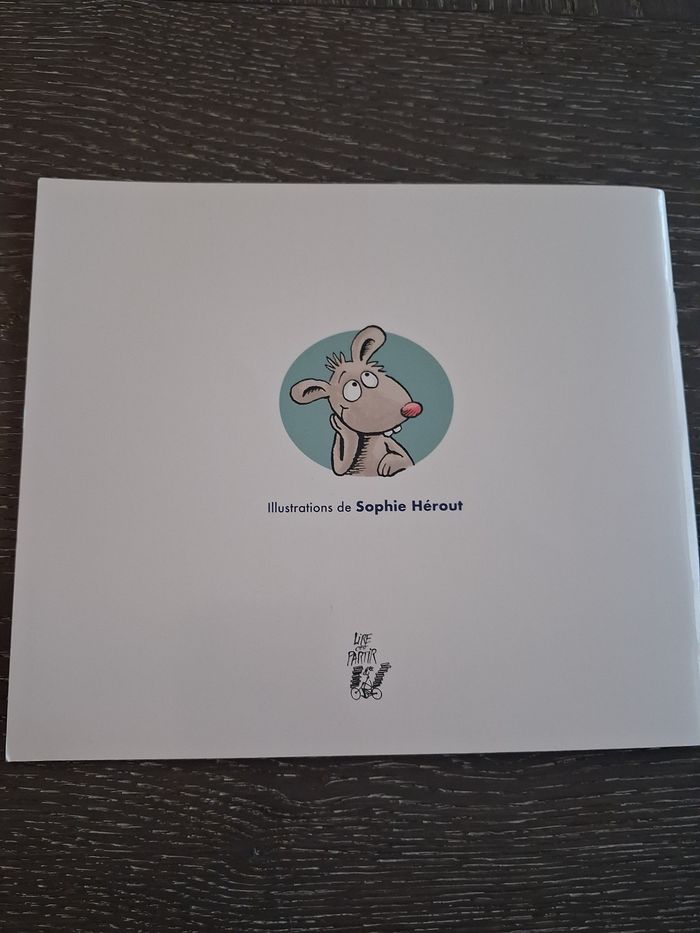 Livre enfant L'incroyable histoire du trou dans mon pull bleu ciel - photo numéro 3