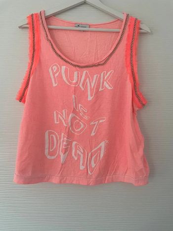 Haut débardeur rose fluo style punk avec chaîne et écritures bretelles larges col rond