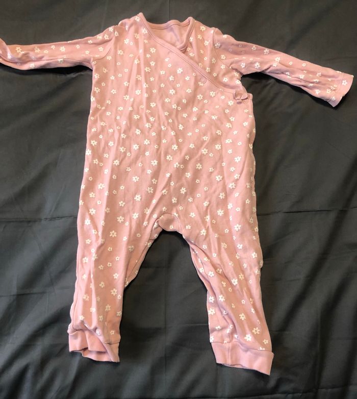 Pyjama rose à fleurs blanches taille 12 mois
