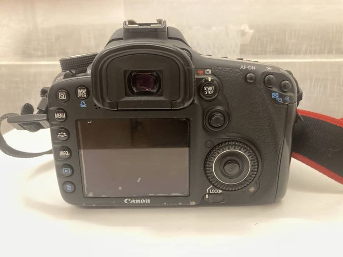 Lot reflex numérique Canon EOS 7D avec lot d'accessoires (2 objectifs, alimentation et 2 batteries) - photo numéro 2