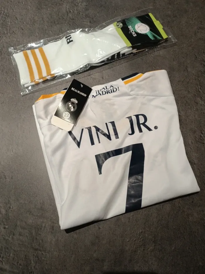 Tenue foot Real Madrid Vini Jr blanc. T.22 - photo numéro 4