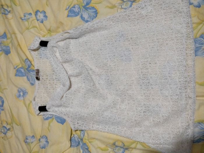 Haut sans manches tissu imitation dentelle