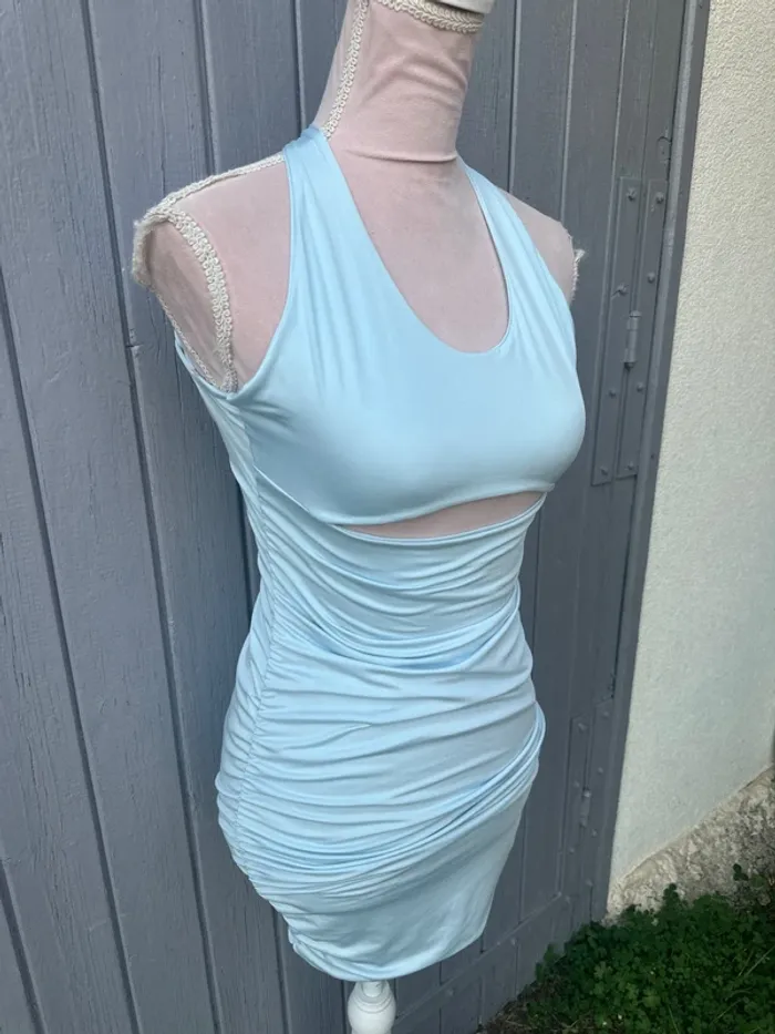 Robe d’été moulante bleu clair dos nu - photo numéro 2