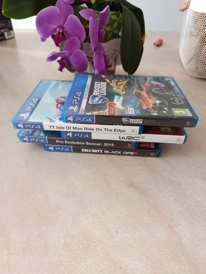 Lot 5 jeux PS4 rocket League PES tt isle, WRC 5 call of - photo numéro 3