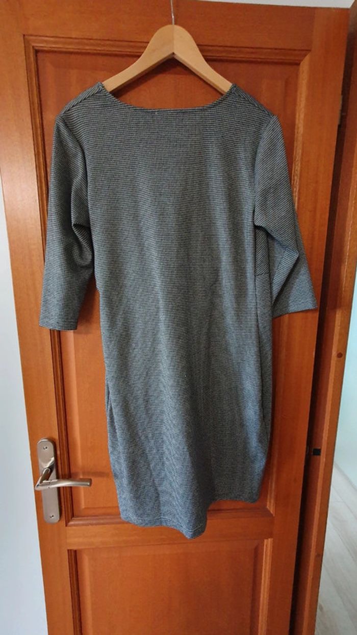 Robe cintrée neuve - photo numéro 2