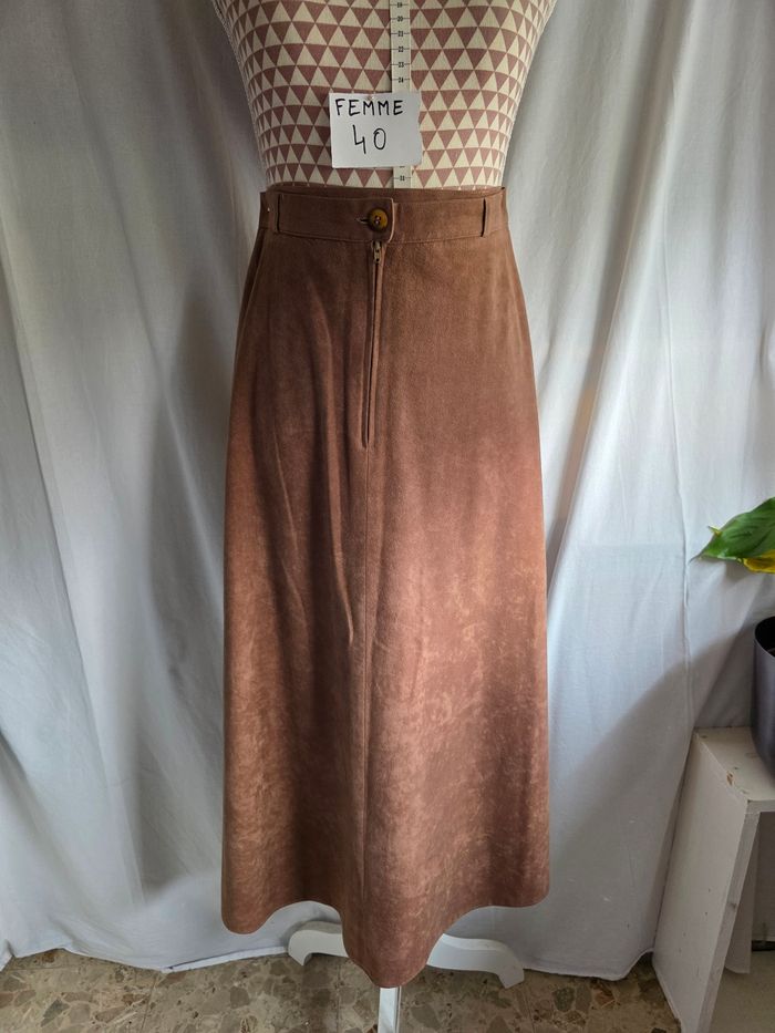 Jupe, marron, en excellent état, en polyester, fermeture dos par zip& bouton, largeur de taille 35cm, longueur 82cm, marque C&A=8€ - photo numéro 3