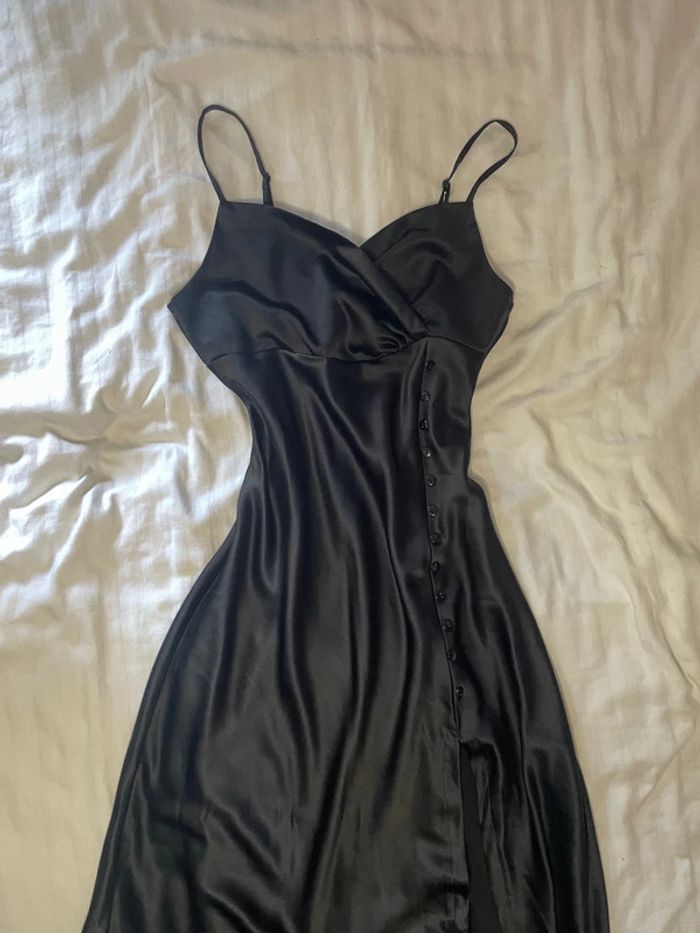 robe satin noir