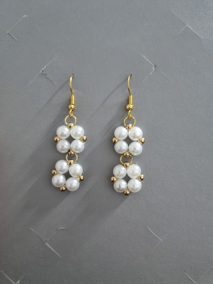 boucles d'oreilles perles blanches dorées