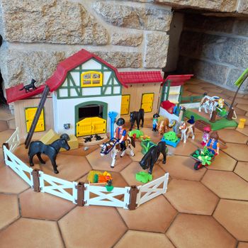 Grand centre équestre Playmobil + chevaux + accessoires – gros lot