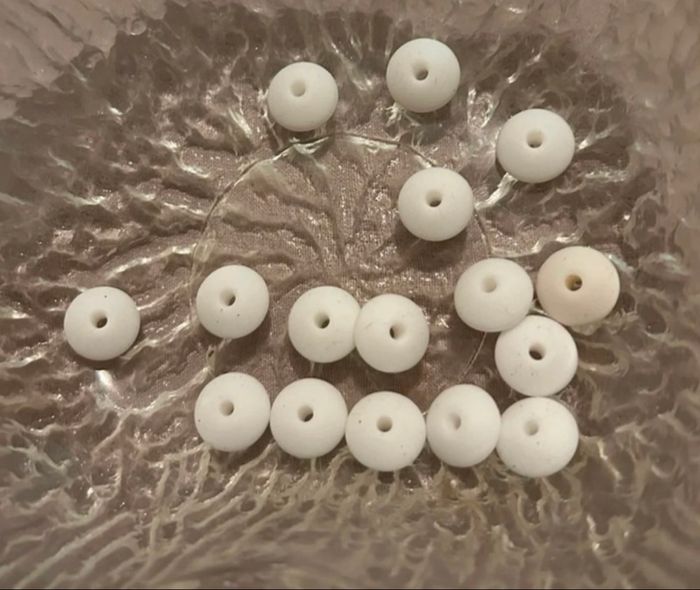 Perles blanches plates