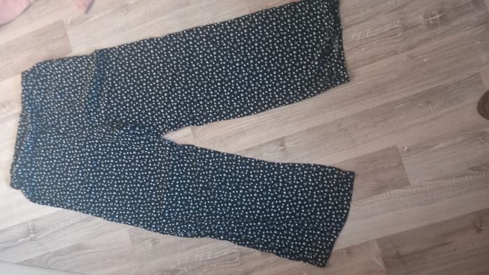 Pantalon large noir et blanc fleuri gémo 10 ans tbe