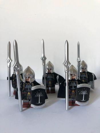 Figurine type lego 5 gardes lanciers de Minastirit. le seigneur des anneaux