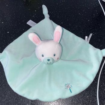 Doudou Gipsy, plat, velours, vert, baguette, magique, étoile, tête, peluche, lapin blanc, rose attache tétine