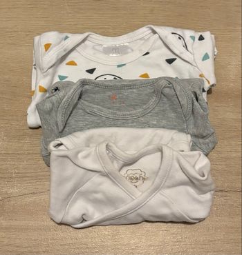 Lot de 3 bodys taille 1 mois