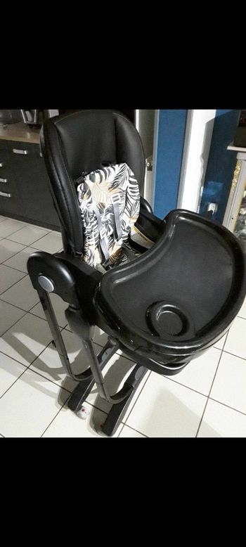 Vends chaise haute simili cuir noir