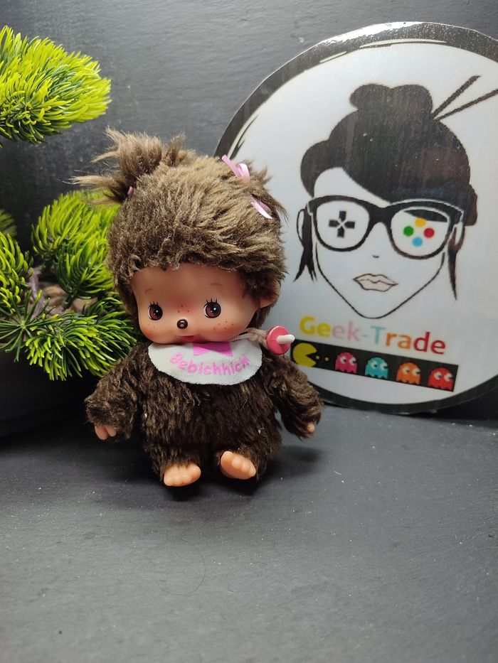 Petite Peluche Singe Kiki fille Bebichhichi Monchhichi sekiguchi Bavoir Rose