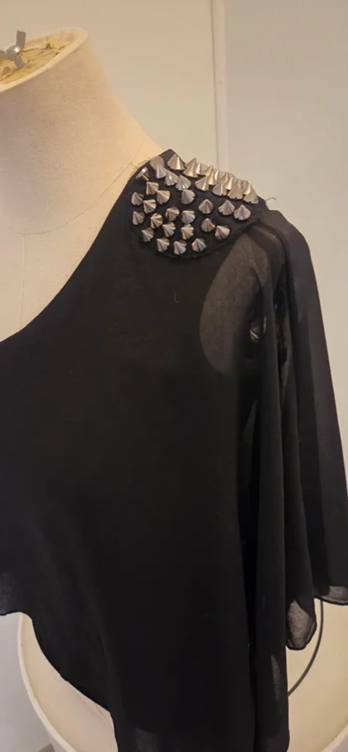 Haut asymétrique noir ZARA Trafaluc – épaule cloutée – Taille M - photo numéro 9