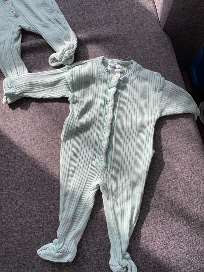 2 pyjamas identiques - photo numéro 2