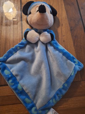 Doudou mickey bleu et son bonnet luminescent