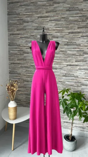 Combi pantalon rose positions variées pour fêtes et soirées