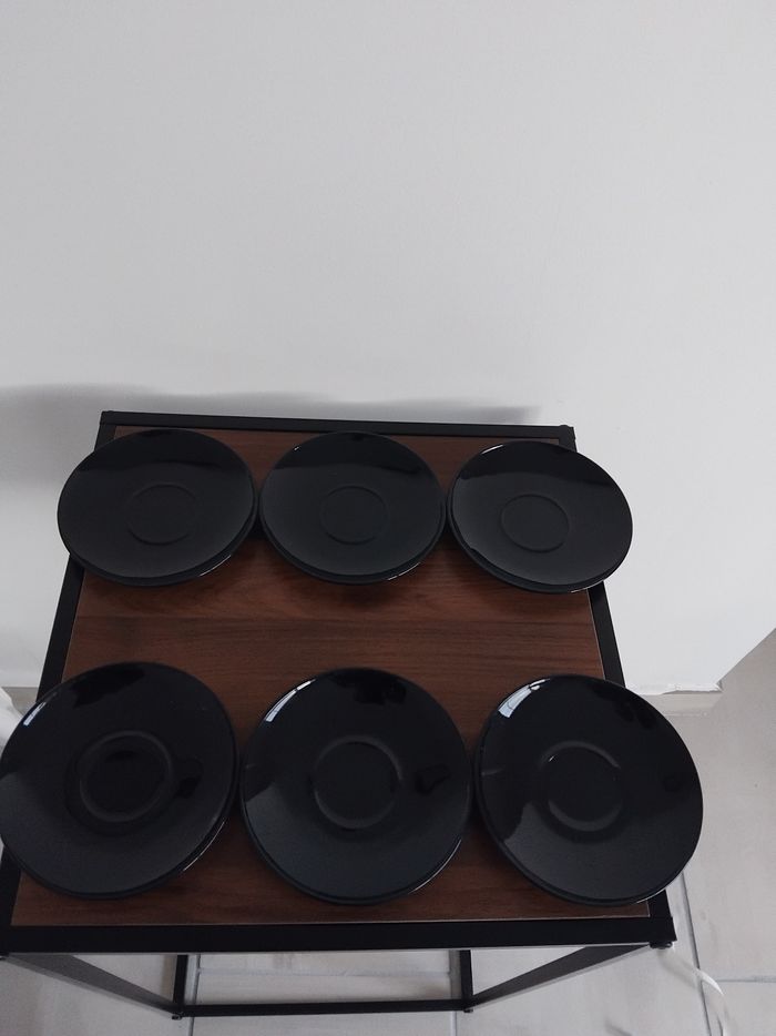 6 sous tasses ou coupelles noires