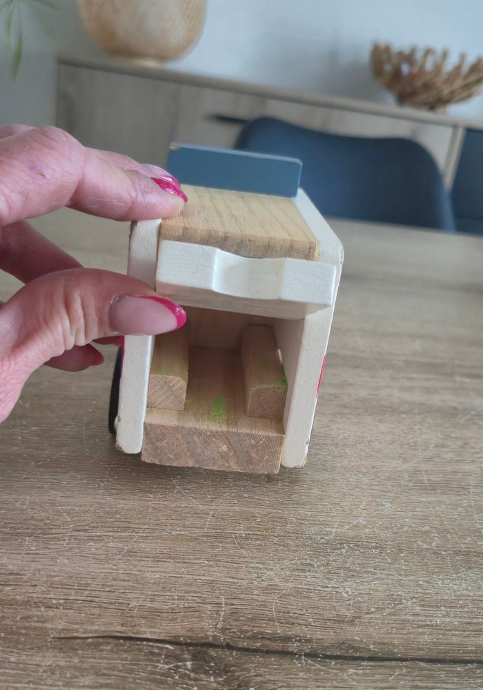 Voiture d'ambulance en bois - photo numéro 6