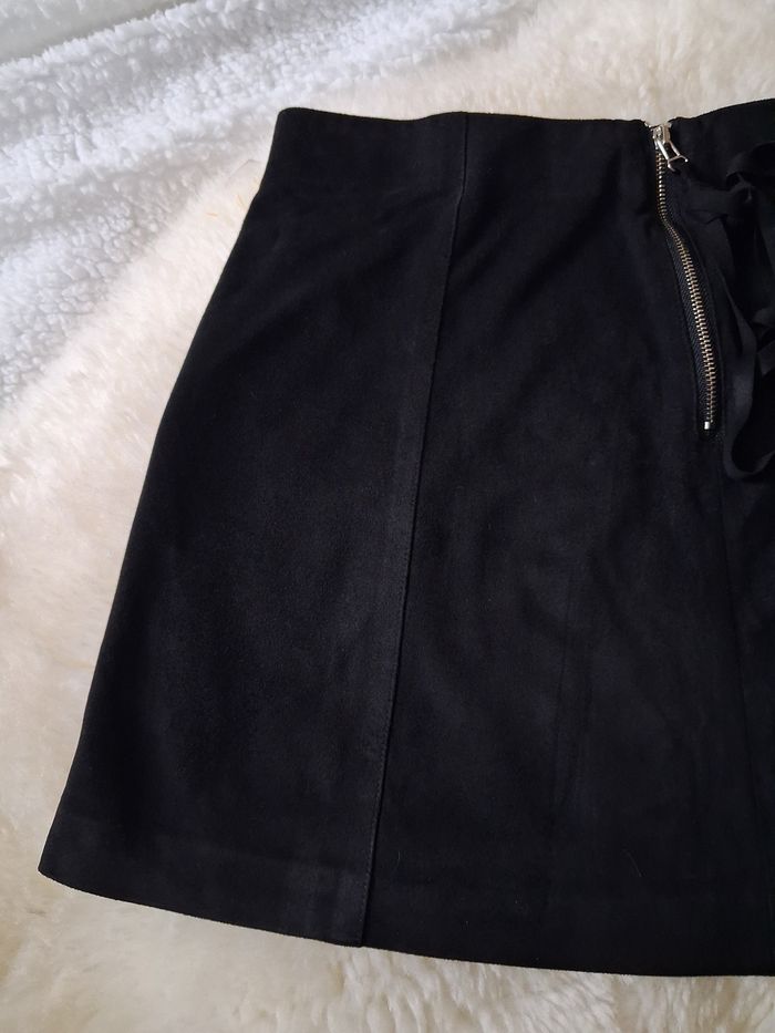 Jolie mini-jupe noir Zara taille 40 - photo numéro 3